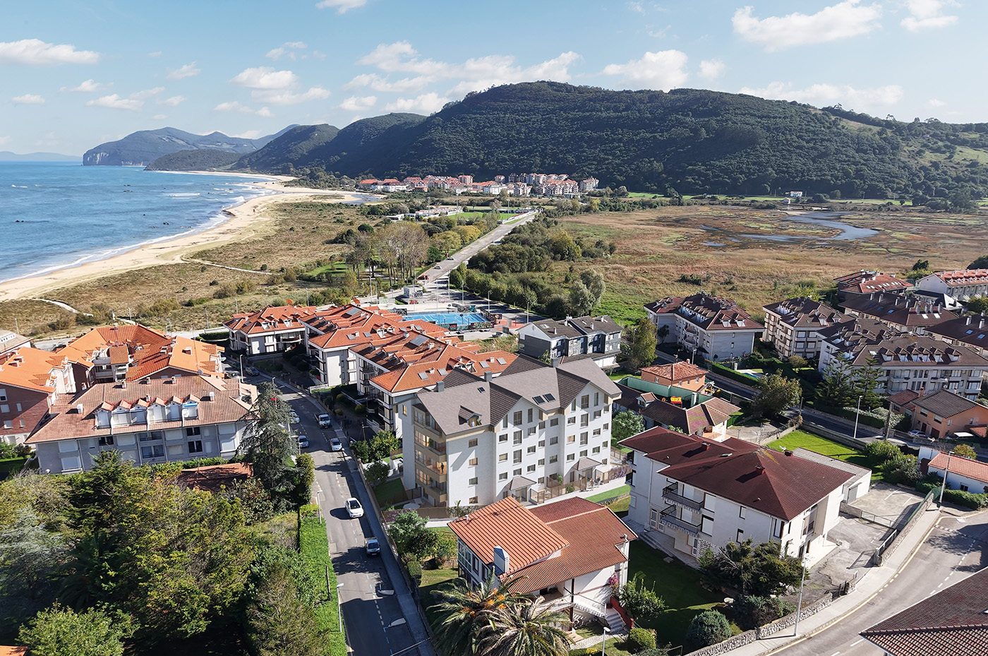 Vista aérea de Noja con el residencial Trengandín, la playa de Trengandín y las montañas de Cantabria al fondo