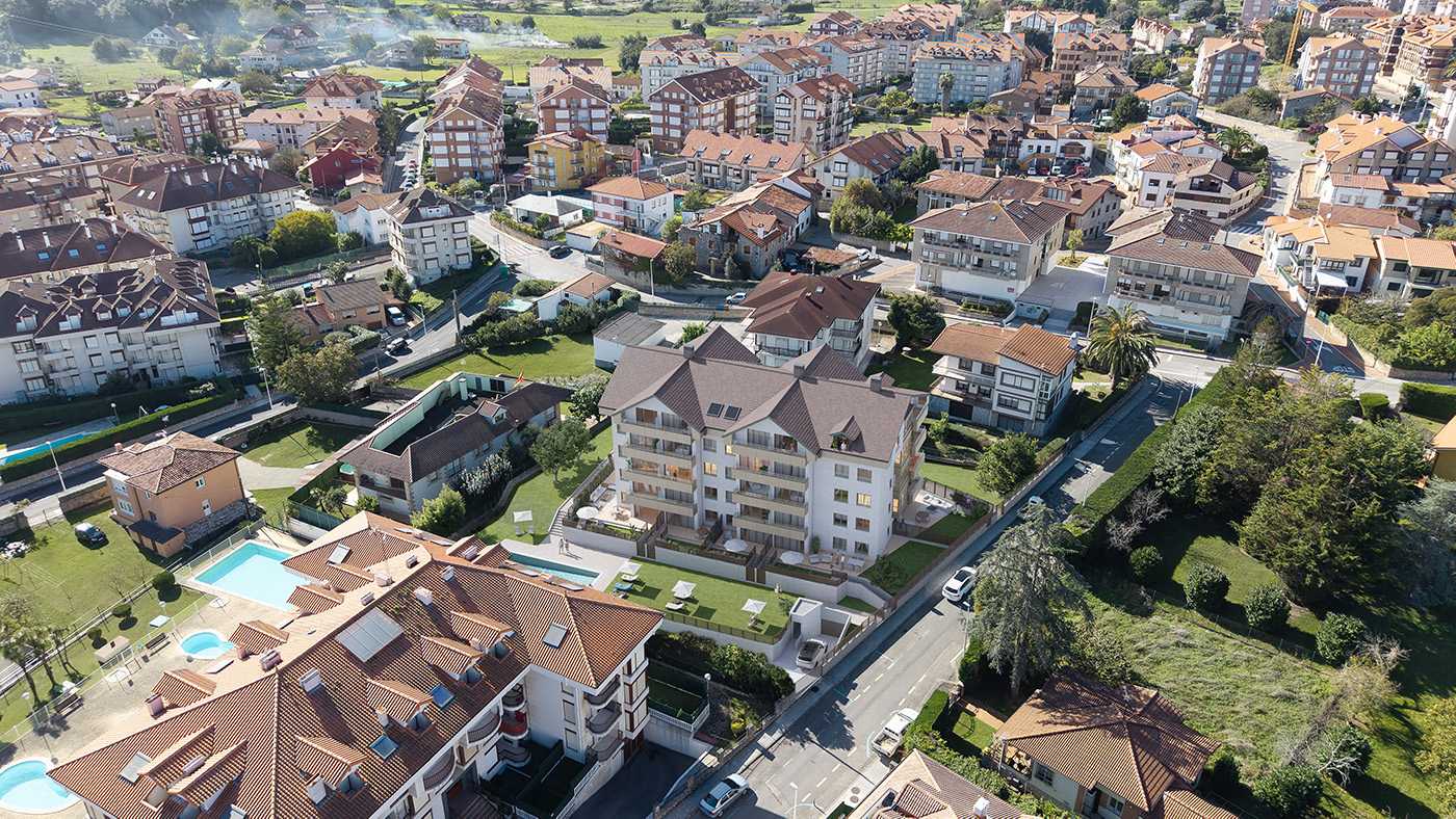 Vista aérea del residencial Trengandín integrado en el casco urbano de Noja con piscina y zona ajardinada